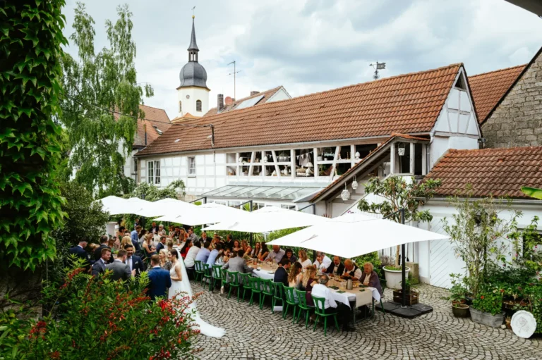 Empfang mit Hochzeitstafel im Innenhof der Hochzeitslocation Winzerhof Stahl Auernhofen
