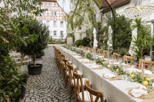 Festlich gedeckte Hochzeitstafel im Innenhof des Winzerhof Stahl Auernhofen zwischen Würzburg und Rothenburg o. d. T.